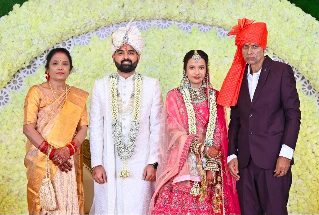 We meet through Shaadimidiyetar Jamshedpur, our parents connected first they were satisfied then we started connecting and like each other as well.